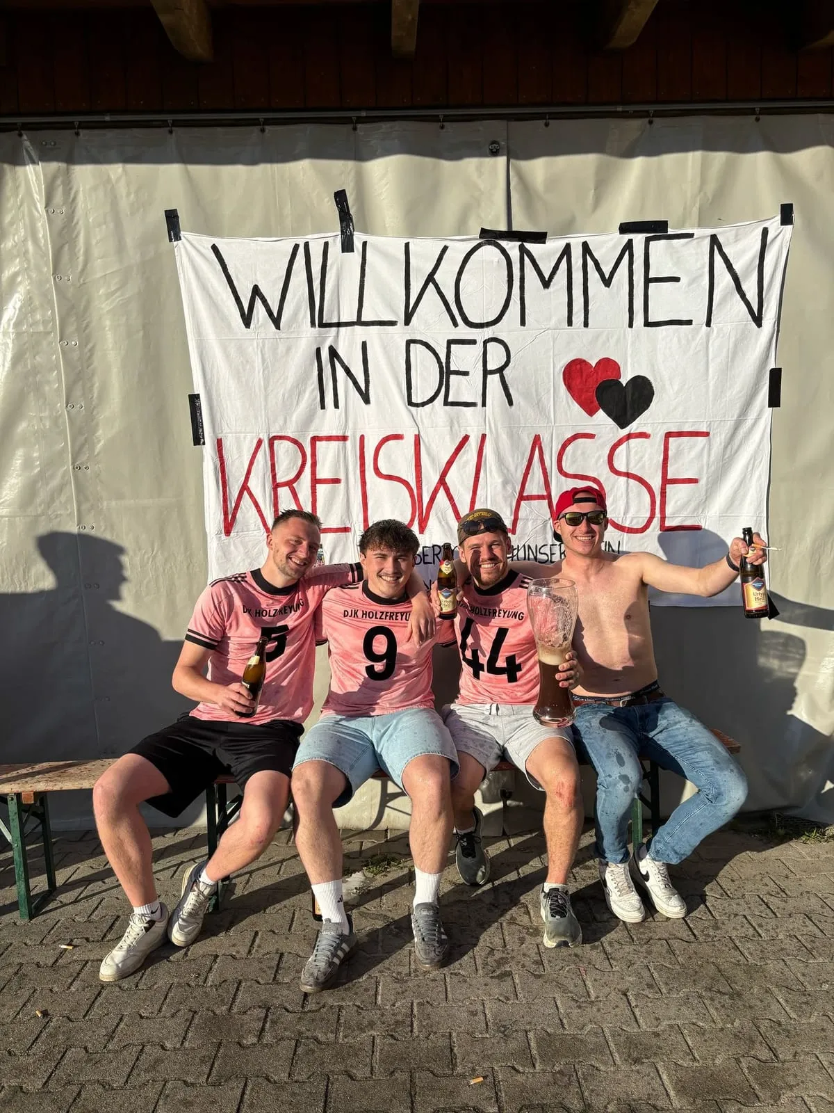 Spieler vor dem selbst gemalten Banner „Willkommen in der Kreisklasse“