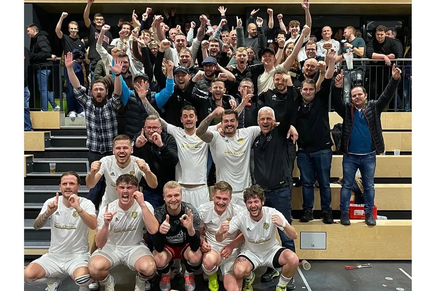 Mannschaft und Fans feiern den Cupsieg auf der Tribüne in Freyung
