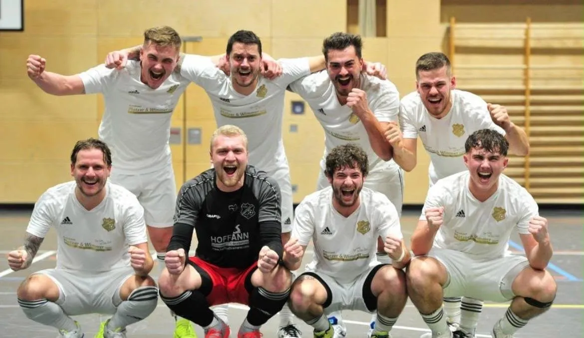 Die Mannschaft der DJK Holzfreyung e.V. jubelt nach dem Gewinn der Hallen-Landkreismeisterschaft